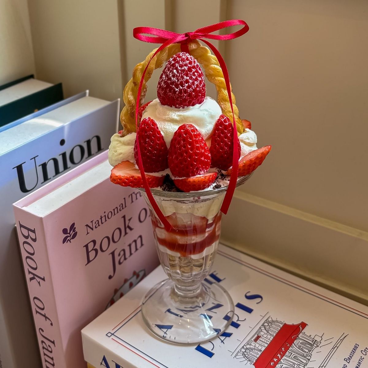 인마이룸의 딸기 파르페와 또 다른 딸기 메뉴들, 인스타그램 @cafe_inmyroom