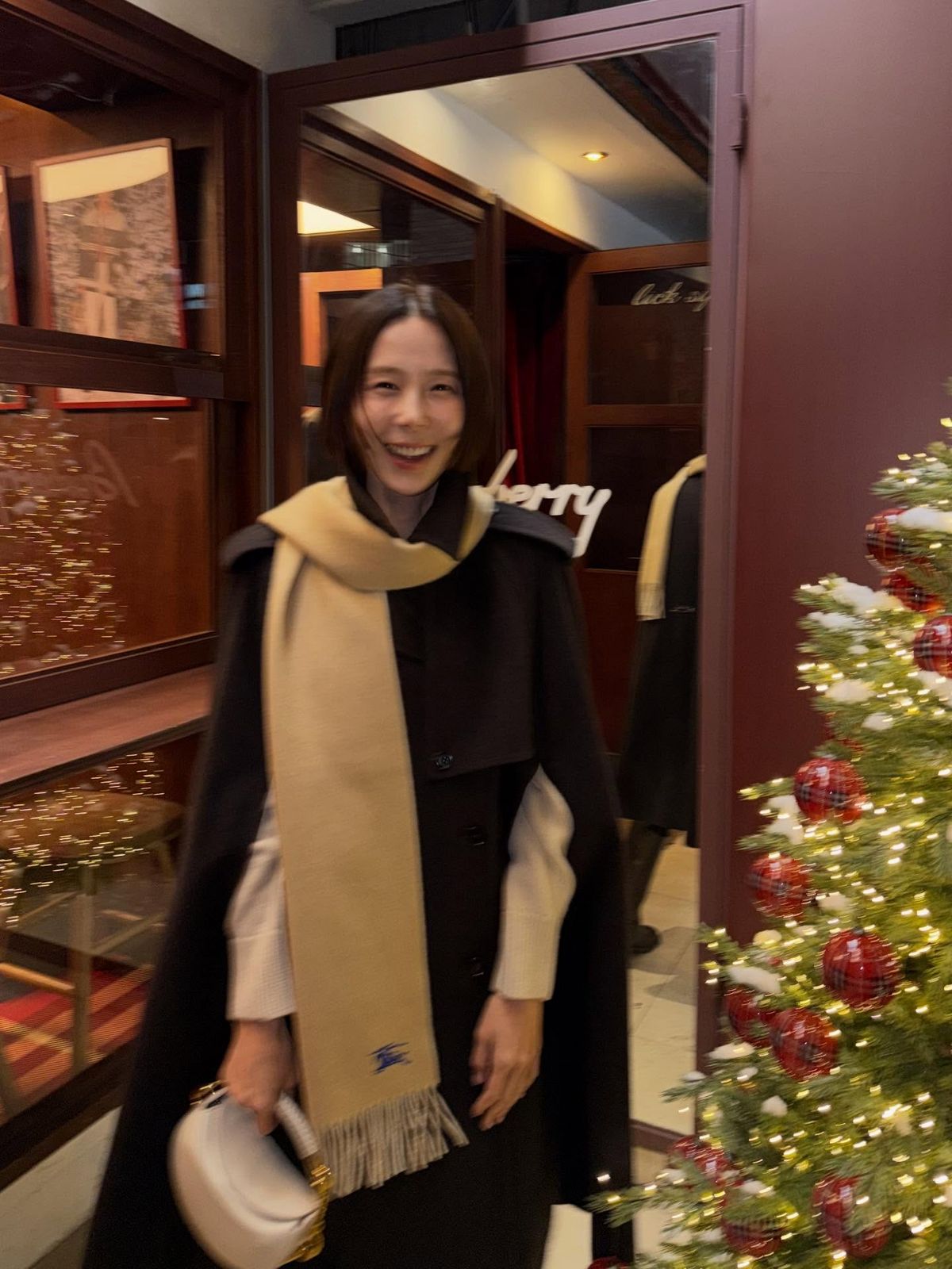 김나영의 베이지 울 머플러 코디. 인스타그램 @nayoungkeem 