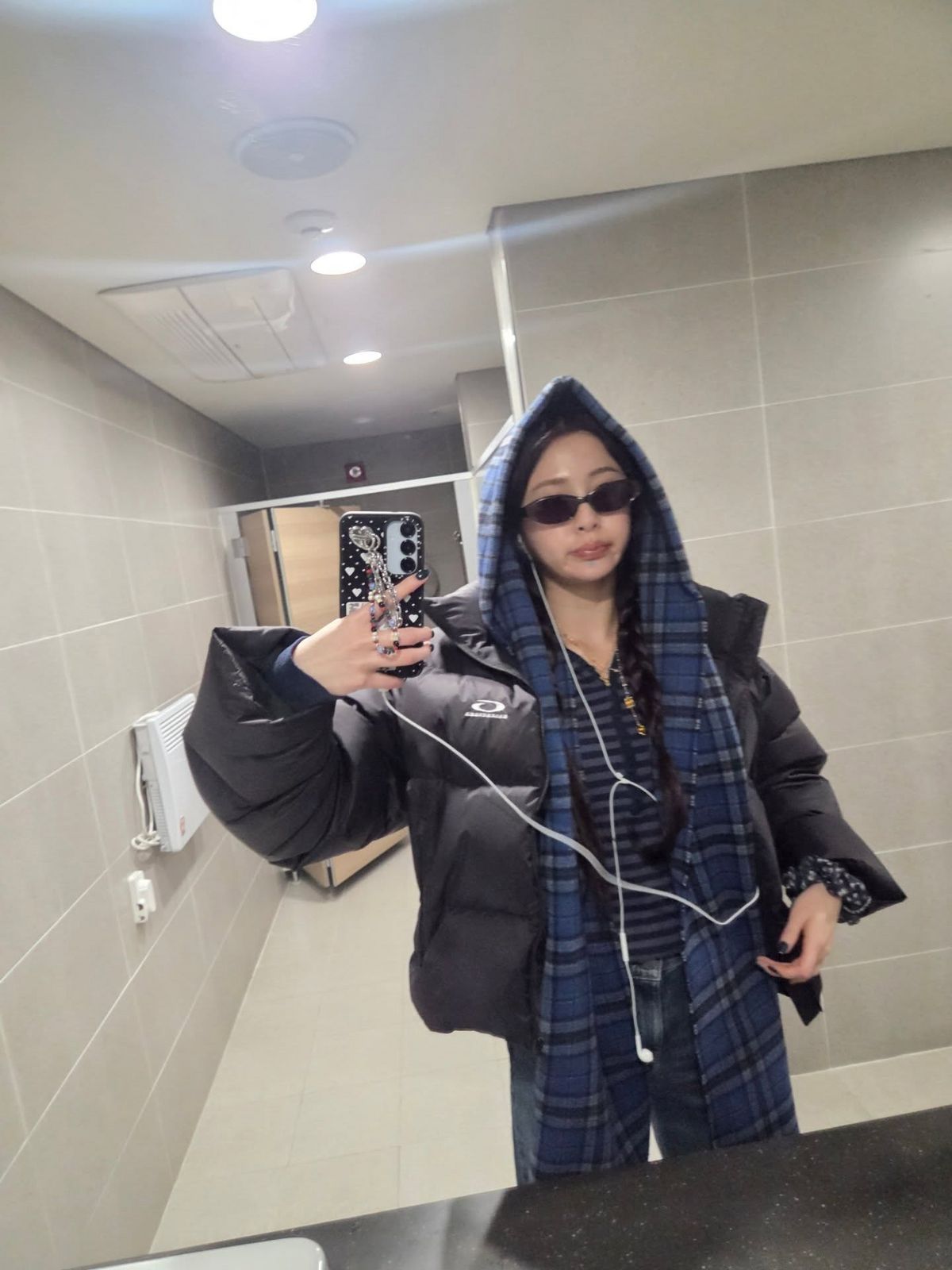 체크 머플러로 두 가지 룩을 연출한 허윤진. 인스타그램 @jenaissante