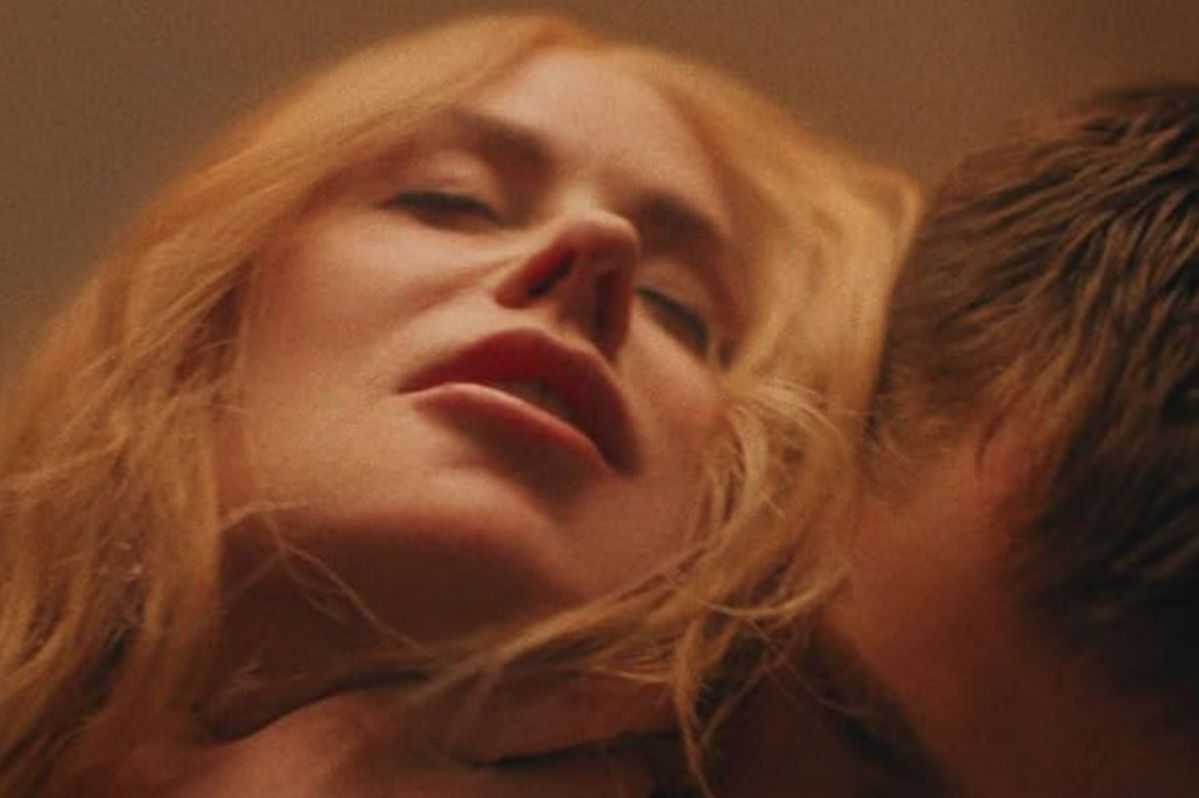 속옷 위로 스킨십하는 방법. 영화 ‘베이비걸’ 스틸컷