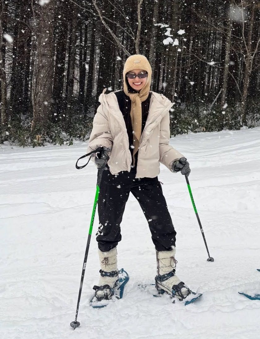 페어 아일 니트와 시어링 부츠를 활용한 아프레 스키 룩을 선보인 장희령. 인스타그램 @hehehe0