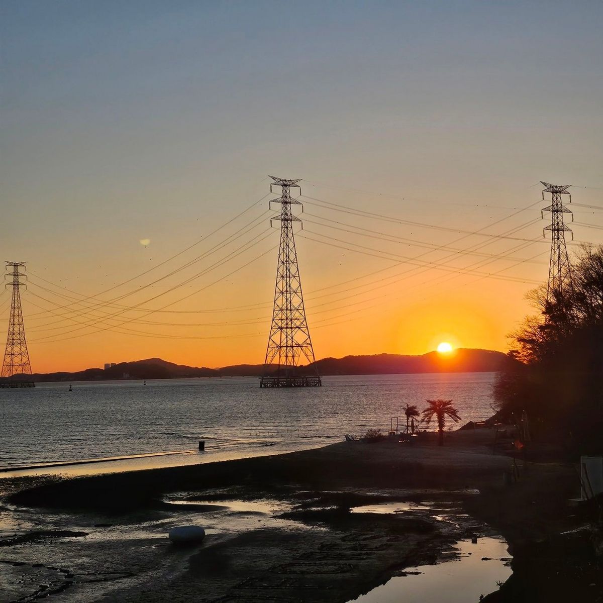 영흥도 바다를 한 눈에 내려다 볼 수 있는 오션뷰 카페 머드포레스트. 사진 네이버 지도 머드포레스트 업체 등록 사진