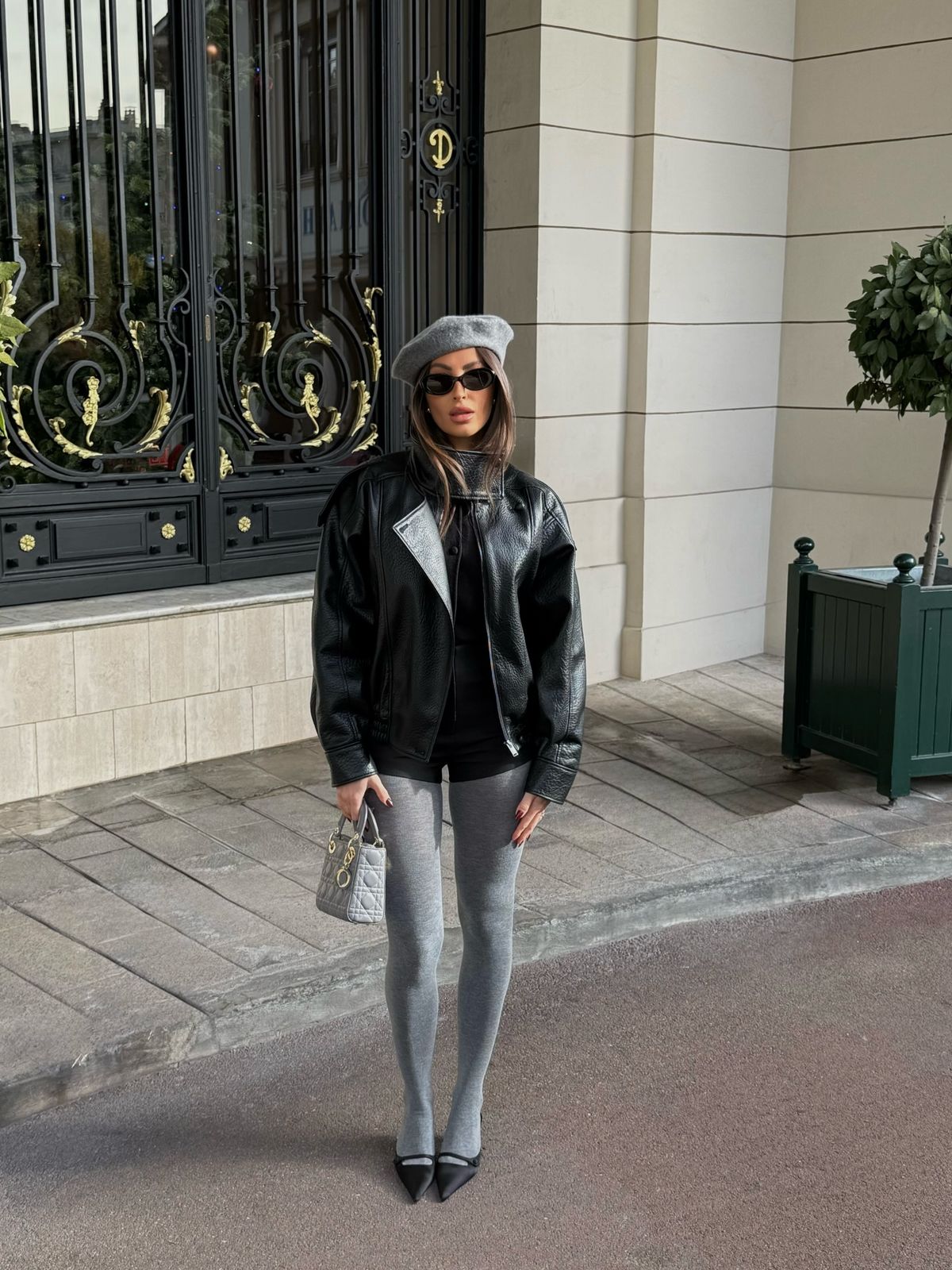 그레이 니트 스타킹으로 모노톤 룩을 완성한 패션 인플루언서 엘로디 푸리치. 인스타그램 @elodiepulici