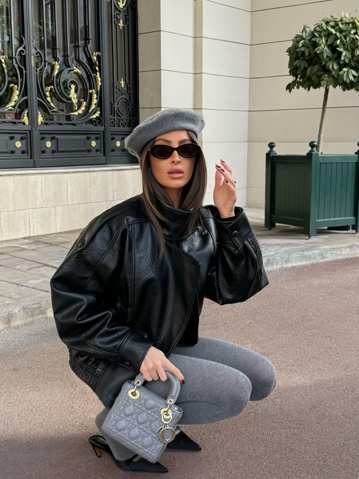 그레이 니트 스타킹으로 모노톤 룩을 완성한 패션 인플루언서 엘로디 푸리치. 인스타그램 @elodiepulici