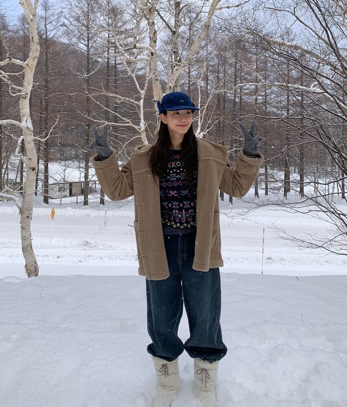 페어 아일 니트와 시어링 부츠를 활용한 아프레 스키 룩을 선보인 장희령. 인스타그램 @hehehe0 