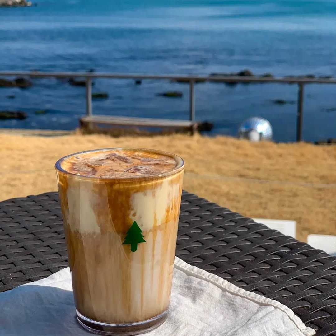 부산 기장 바다에서 떠오르는 일출을 정면에서 맞이할 수 있는 헤이든. 사진 네이버 지도 헤이든 업체 등록 사진