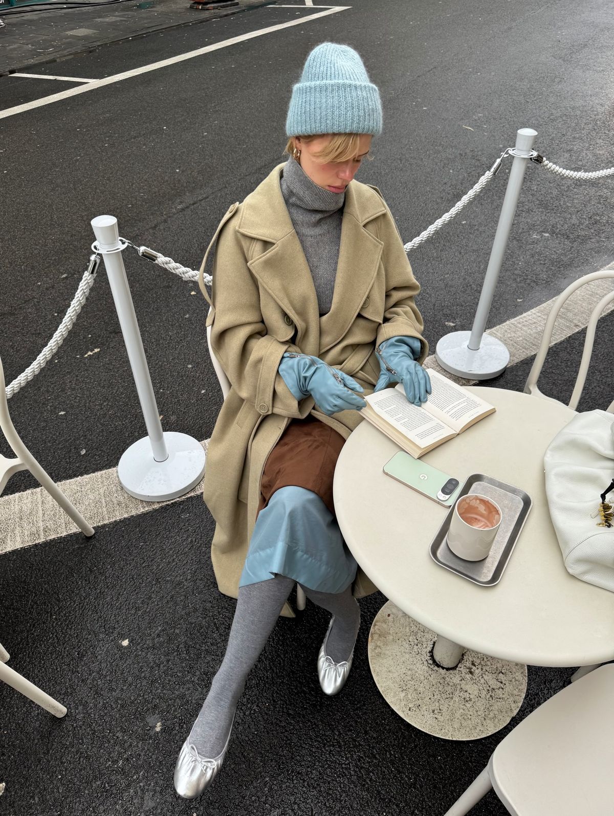 미니스커트와 그레이 니트 스타킹 조합을 선보인 패션 인플루언서 케이트 클렘. 인스타그램 @katyaklema