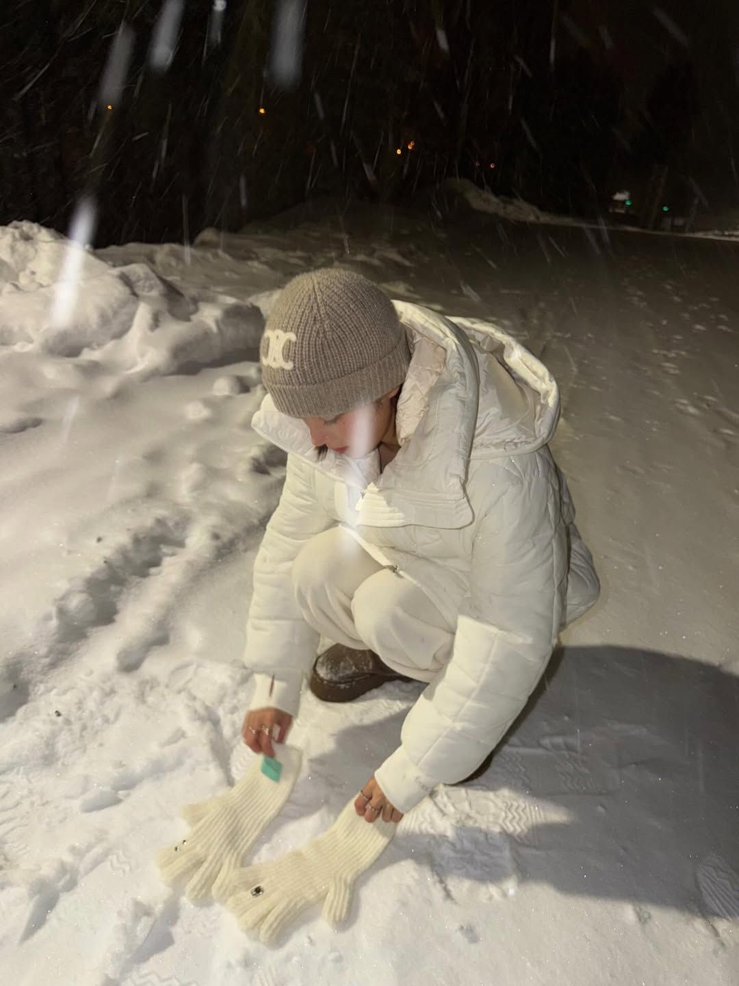 권은비 올화이트 패션 | 인스타그램 @silver_rain.__ 