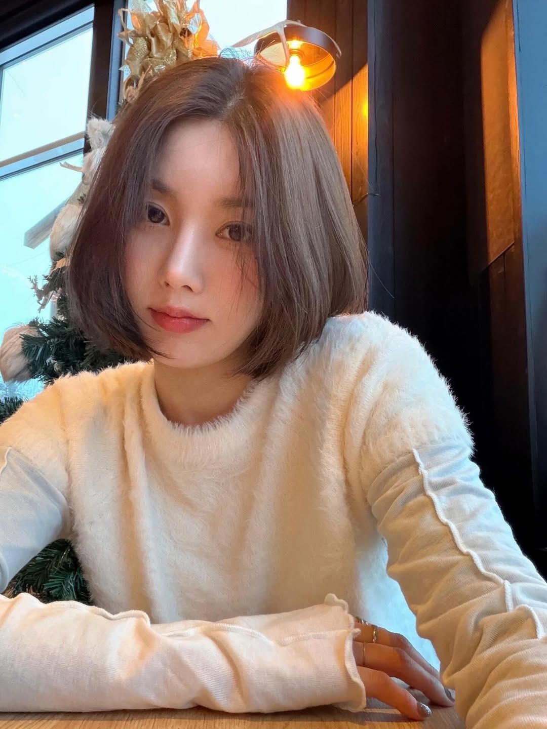 권은비 올화이트 패션 | 인스타그램 @silver_rain.__ 