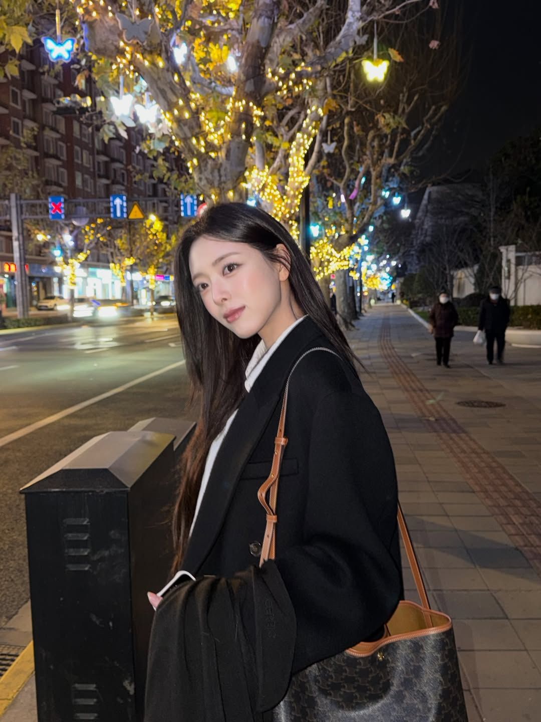 블랙 코트의 기본을 지킨 유나. 인스타그램 @igotyuandme