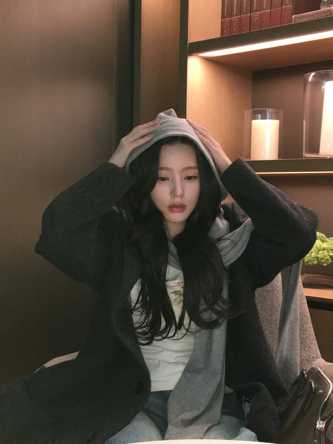 그레이 코트를 잘 소화한 미연. 인스타그램 @noodle.zip