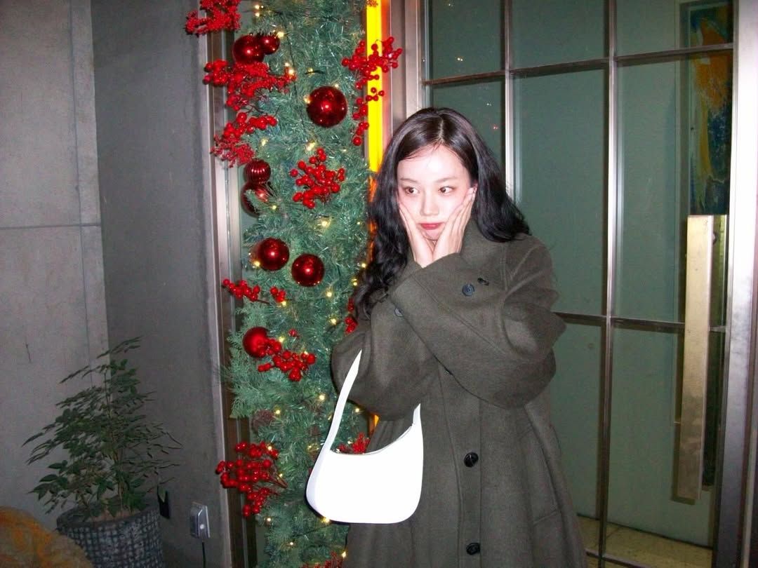 카키색 코트를 입은 혜리. 인스타그램 @hyeri_0609