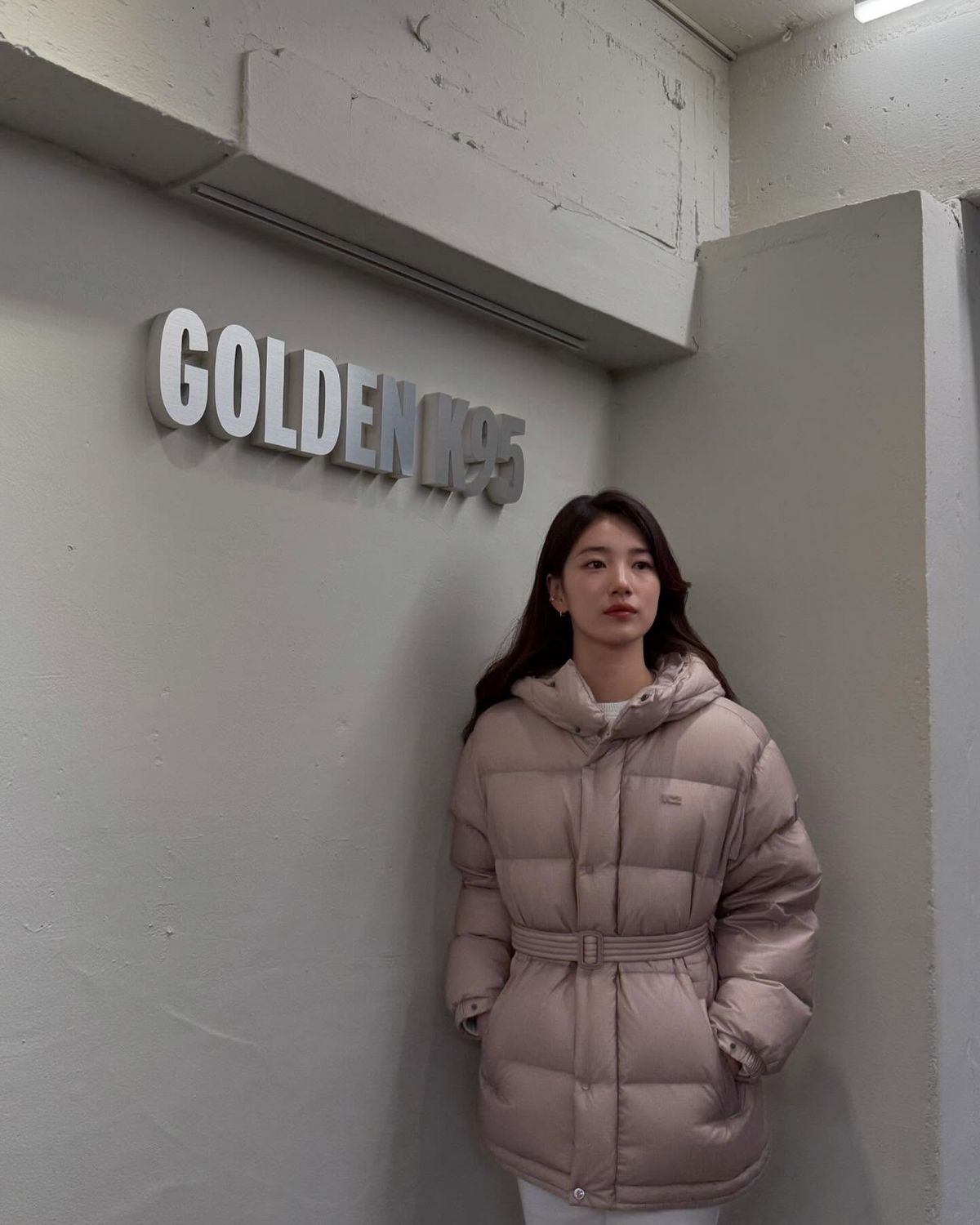 수지가 착용한 허리 벨트형 패딩. 인스타그램 @skuukzky