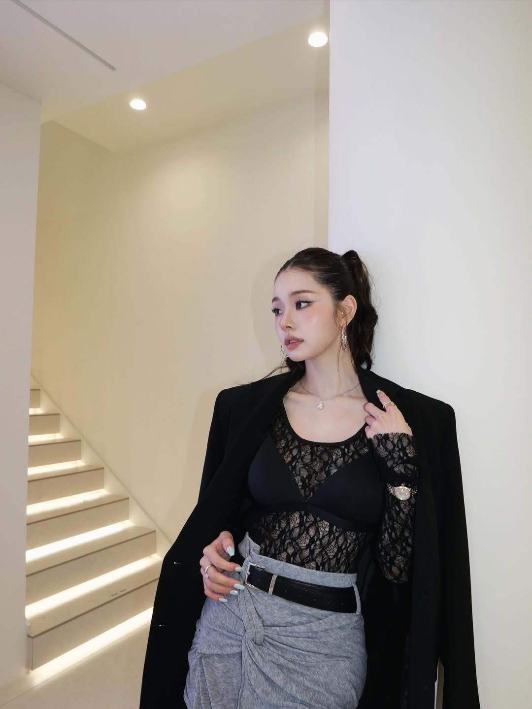 시스루 레이스 톱으로 관능적으로 소화한 프리지아. 인스타그램 @dear.zia 