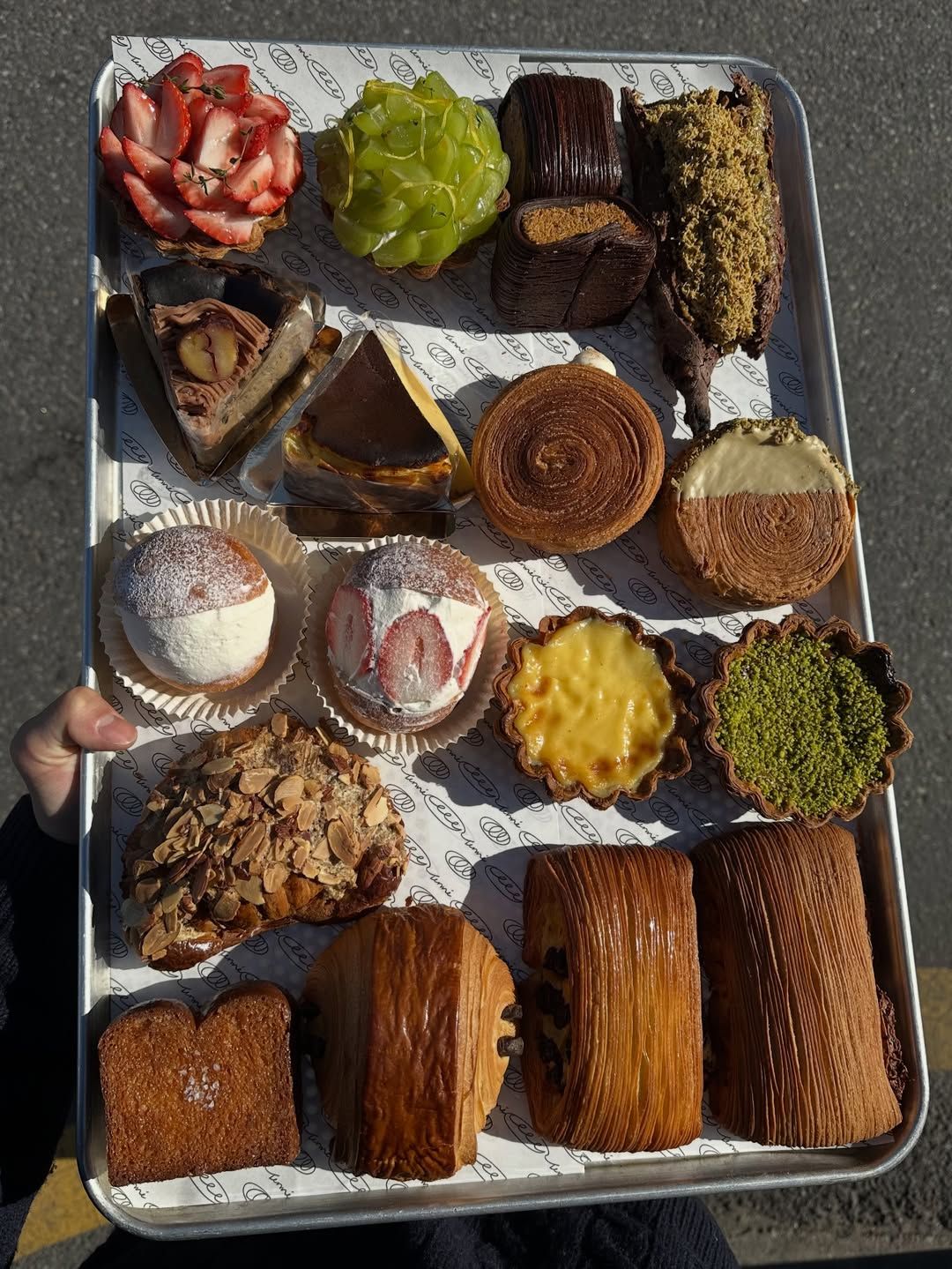 과하지 않은 단맛과 버터의 풍미를 듬뿍 즐길 수 있는 성수동 테니. 인스타그램 @tennebakery