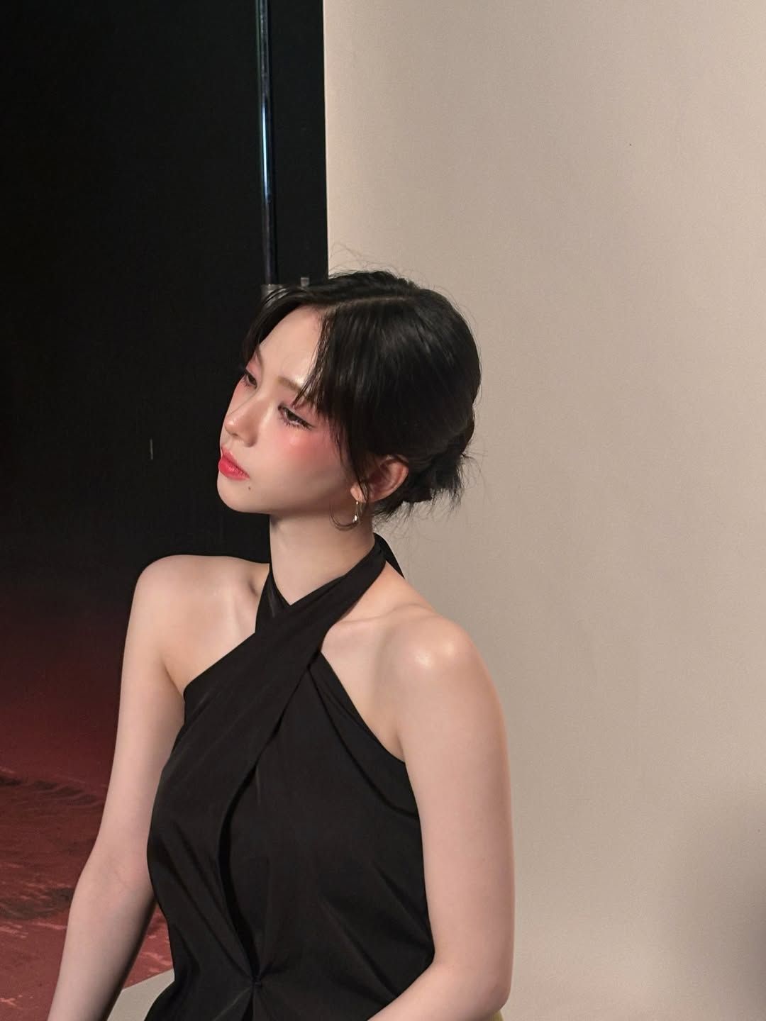 카리나 홀터넥 패션 | 인스타그램 @katarinabluu 