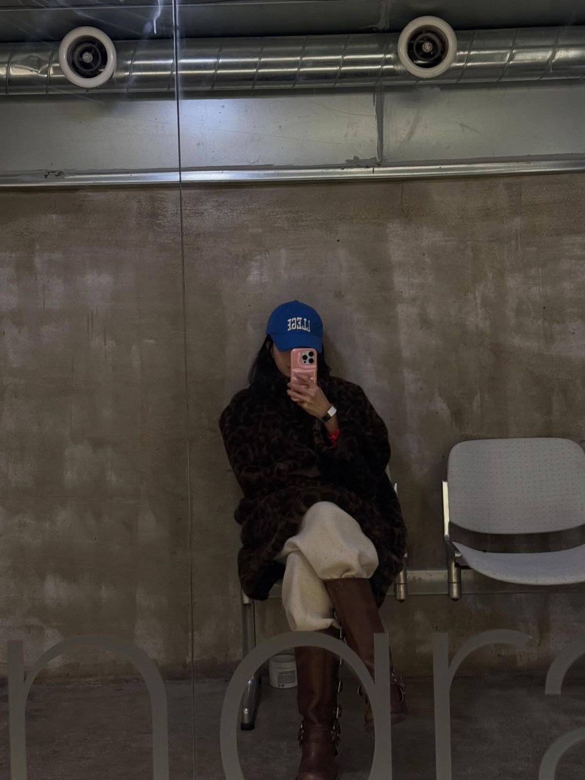 퍼자켓과 매치한 손나은. 인스타그램 @marcellasne_