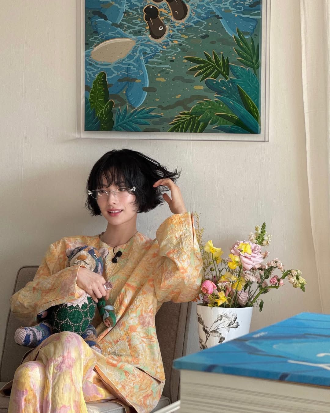 각진 얼굴형은 프레임의 각이 적당히 둥근 안경을 선택하는 것이 좋다. 인스타그램 @jin_a_nana