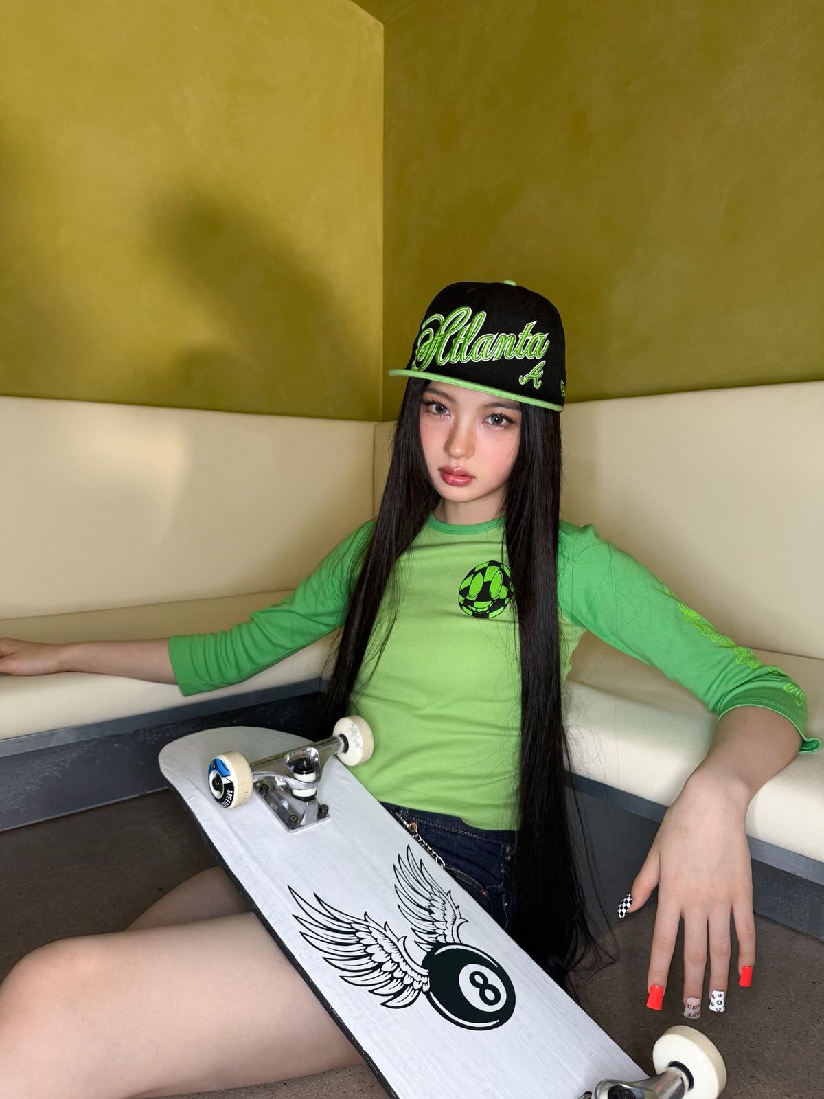 뉴에라로 그린&블랙 배색 코디를 한 키키 키야. X @kiiikiii_talk