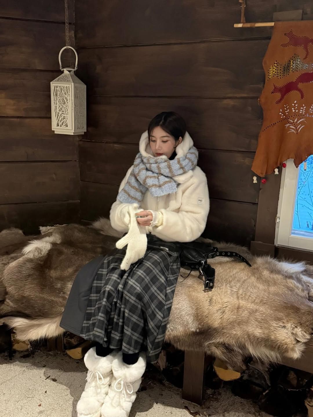 권은비의 러블리한 체크 스커트와 화이트 조합. 인스타그램 @silver_rain.__ 