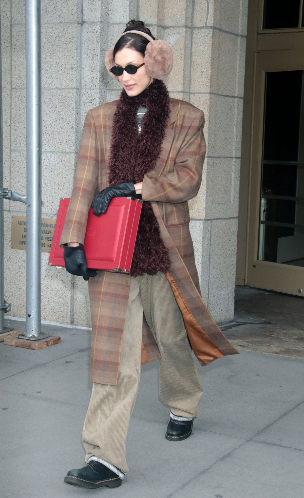 골덴바지를 입은 벨라 하디드 | GC Images//Getty Images