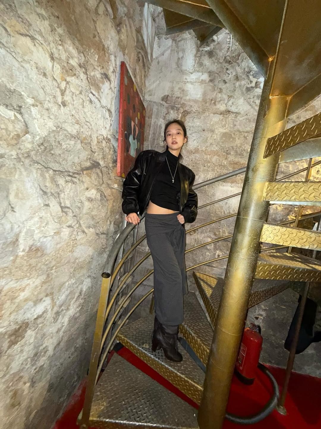 제니의 시크한 차콜 맥시스커트 룩. 인스타그램 @jennierubyjane 