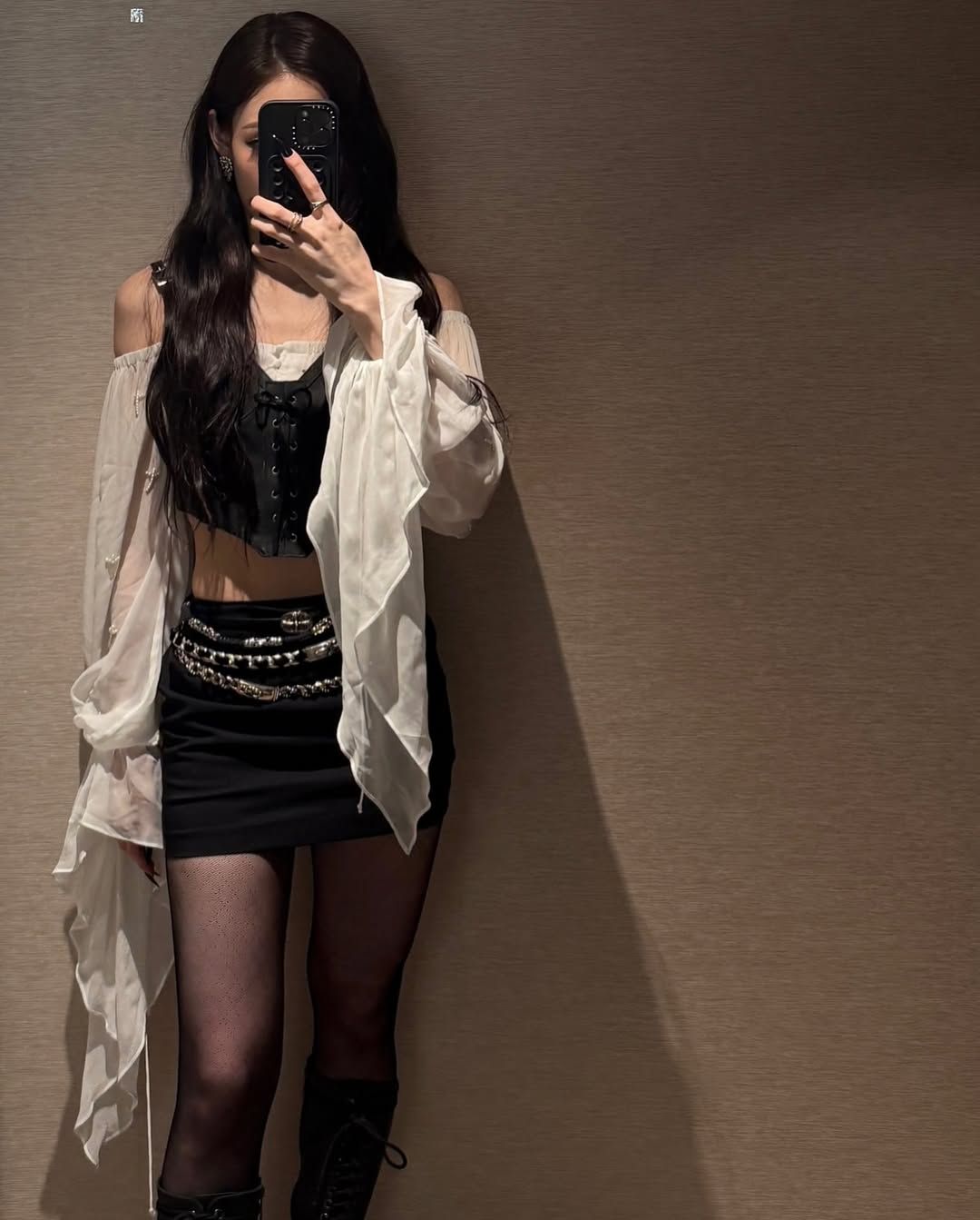 애니 모던 로맨티시즘 패션 | 인스타그램 @anniesymoon