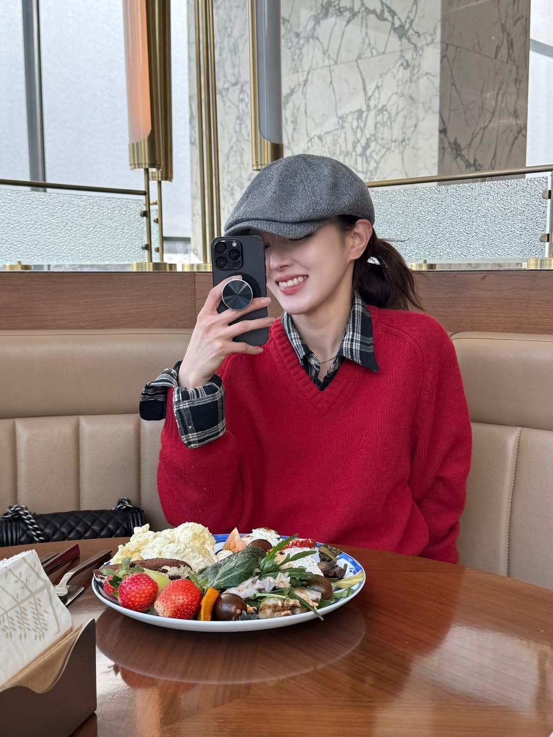 뉴스보이캡을 포엣 코어 룩으로 소화한 이세영. 인스타그램 @seyoung_10