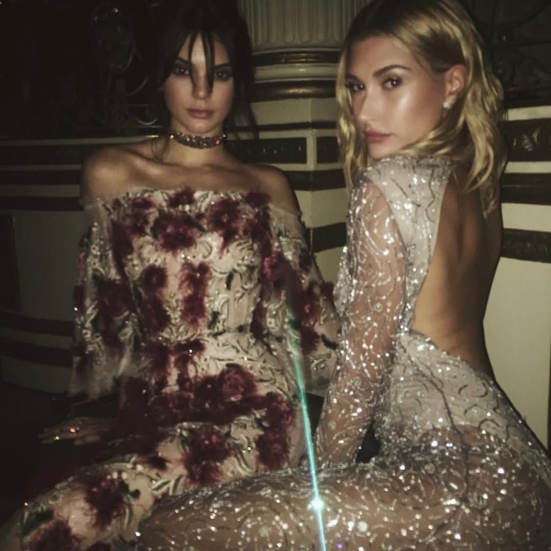 화려한 스타일링을 선보인 헤일리 비버의 2016년 사진. 인스타그램 @haileybieber