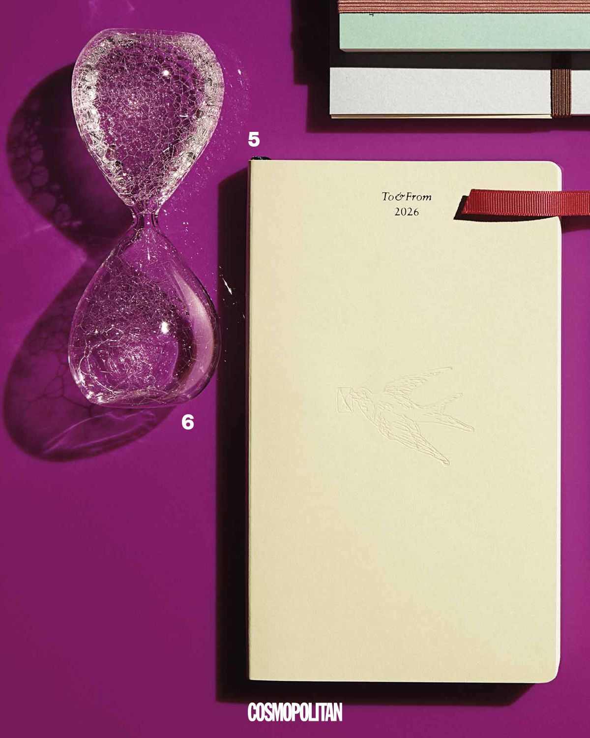 5 이성과 감성을 채우는 서비스 페이지가 포함된 투프롬 다이어리 Geulwoll. 6 모래시계 오브제 Point of View.