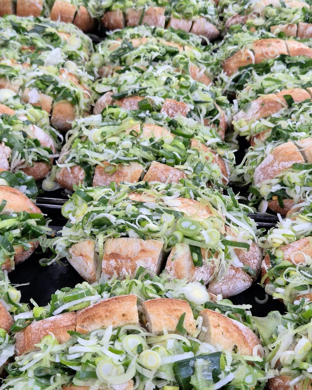 망원동 빵지순례의 필수 코스 어글리베이커리. 인스타그램 @uglybakery