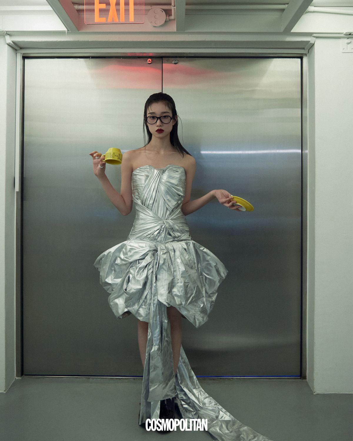 실버 드레스 Jisoo Baik. 오른손 엄지 반지 Midnight Moment. 왼손 엄지 반지 1064Studio. 그 외 착용 반지 모두 Byweekend. 안경, 양말, 슈즈 스타일리스트 소장품.