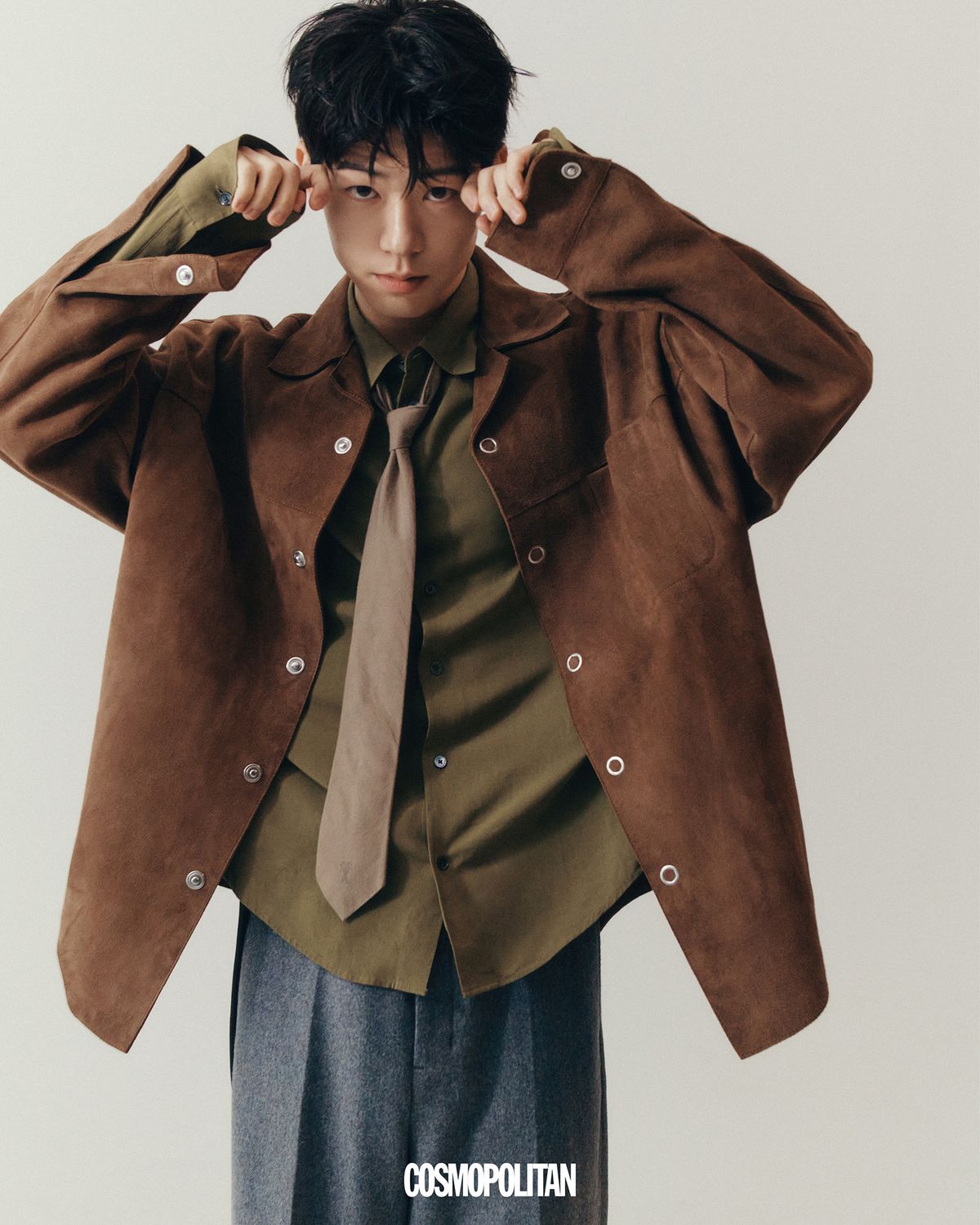 스웨이드 재킷, 이너 셔츠, 타이, 팬츠 모두 Ami Paris. 