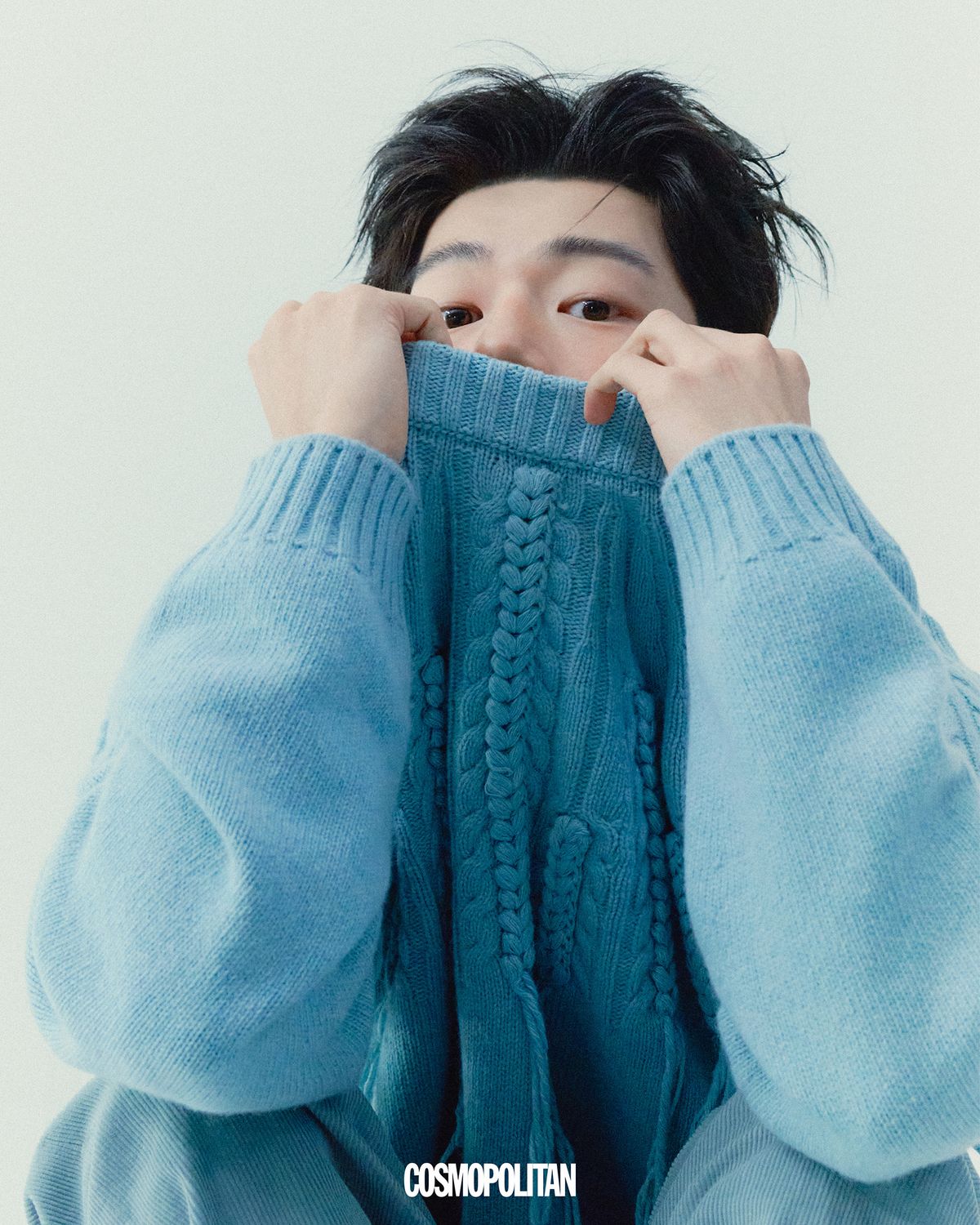 니트 톱, 코듀로이 팬츠 모두 YCH. 