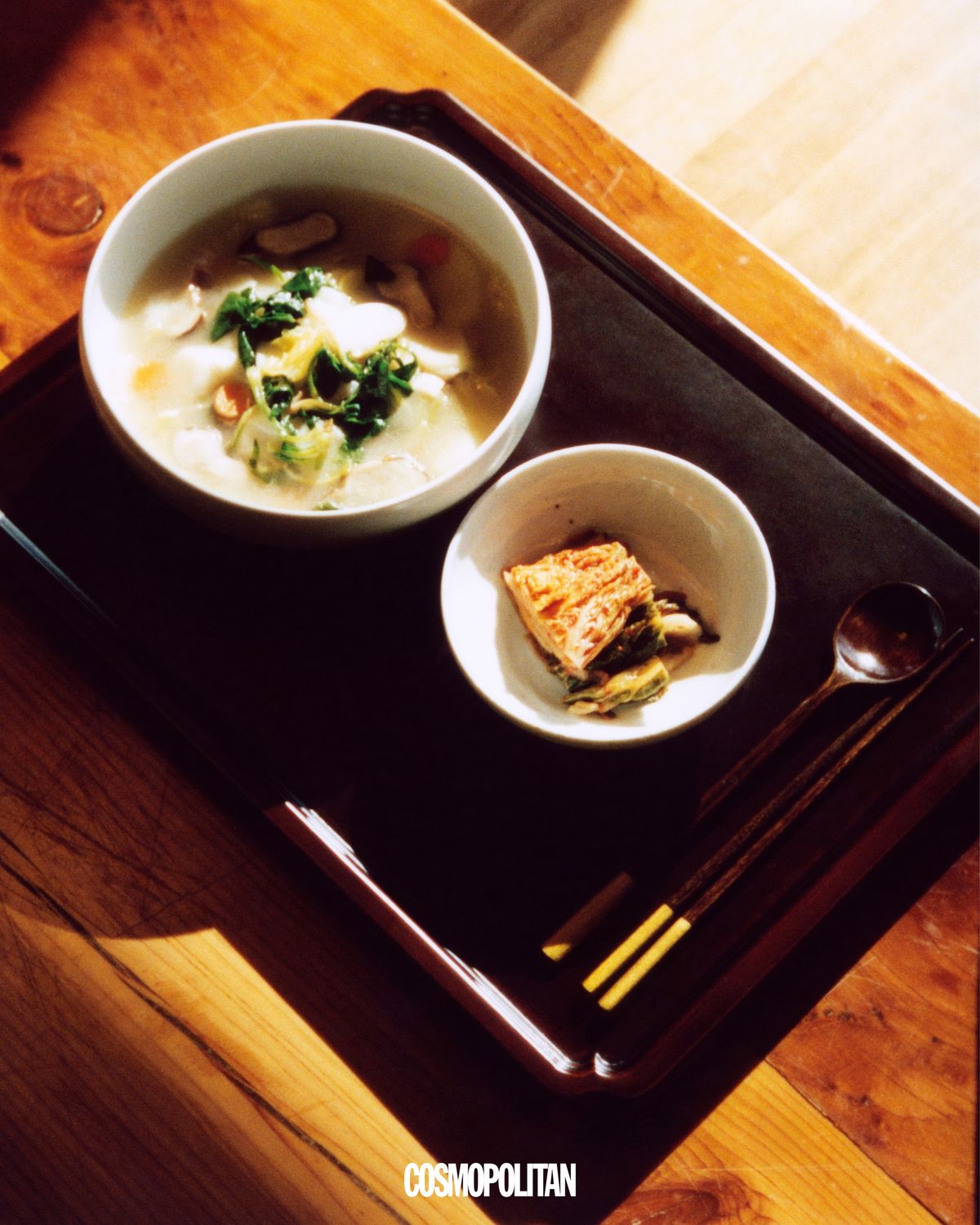 소복이 쌓인 눈밭에 사람 한 명 오롯이 걸을 수 있을 만큼의 작은 길이 놓여 있었다. 스님은 촬영팀이 방문한다는 소식에 안전을 위해 새벽같이 일어나 빗자루를 들고 눈길을 만들어두신 듯했다. 그 길을 조심스럽게 따라 오르자, 선재 스님의 사찰 음식 연구소가 나왔고, 현관문을 열고 들어서자 도토리, 버섯, 메주 등 말리거나 보관 중인 식재료들이 옹기종기 있었다. 압도적인 미학의 불교 공예품, 세월이 쌓인 목재 가구와 물건들 사이에서 두리번거리는 촬영팀에게 선재 스님은 향긋한 차를 내어주셨다. 스님의 그 곱고 자상한 성정만큼이나 건강하고 맑은 맛이 특징이었고, 20년쯤 된 숙성 간장으로 우린 차라는 설명이 뒤따랐다. “새벽같이 일어나서 오셨을 테니 식사도 못 하셨지요?” 일흔이 넘은 나이에 주방에서만큼은 날렵하고 정확한 움직임으로 삽시간에 떡국과 김치를 예쁜 그릇과 상에 올려 내어주셨고, 그 맛에는 도시에서는 경험할 수 없는 건강함이 있었다.