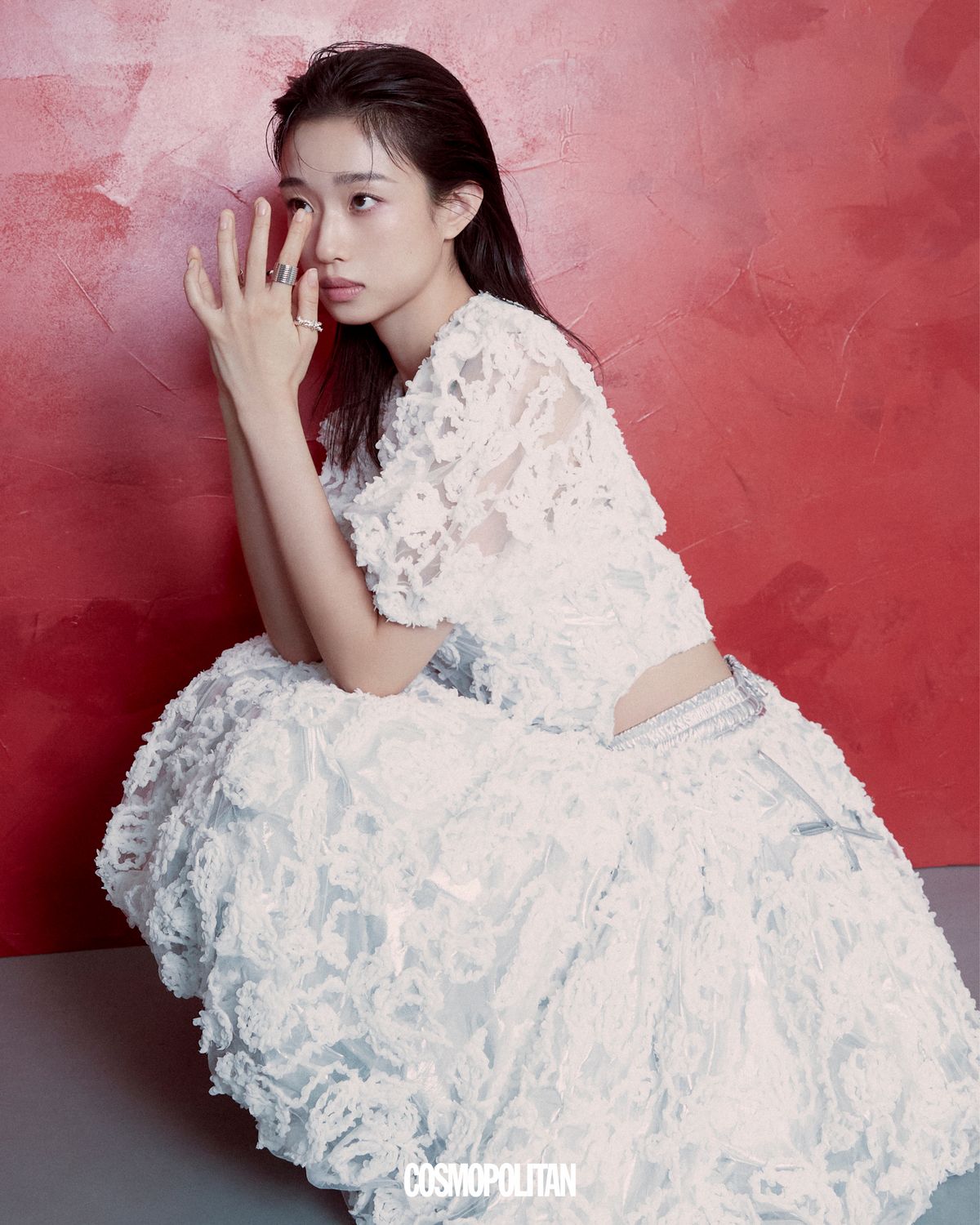 톱, 스커트 모두 Bmuet(te). 반지 모두 1064Studio.