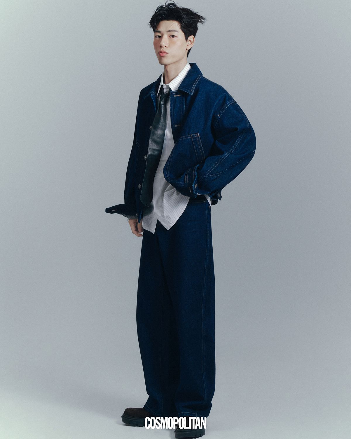 데님 재킷, 데님 팬츠 모두 Isabel Marant. 셔츠, 타이 모두 Bottega Veneta. 로퍼 Christian Louboutin. 