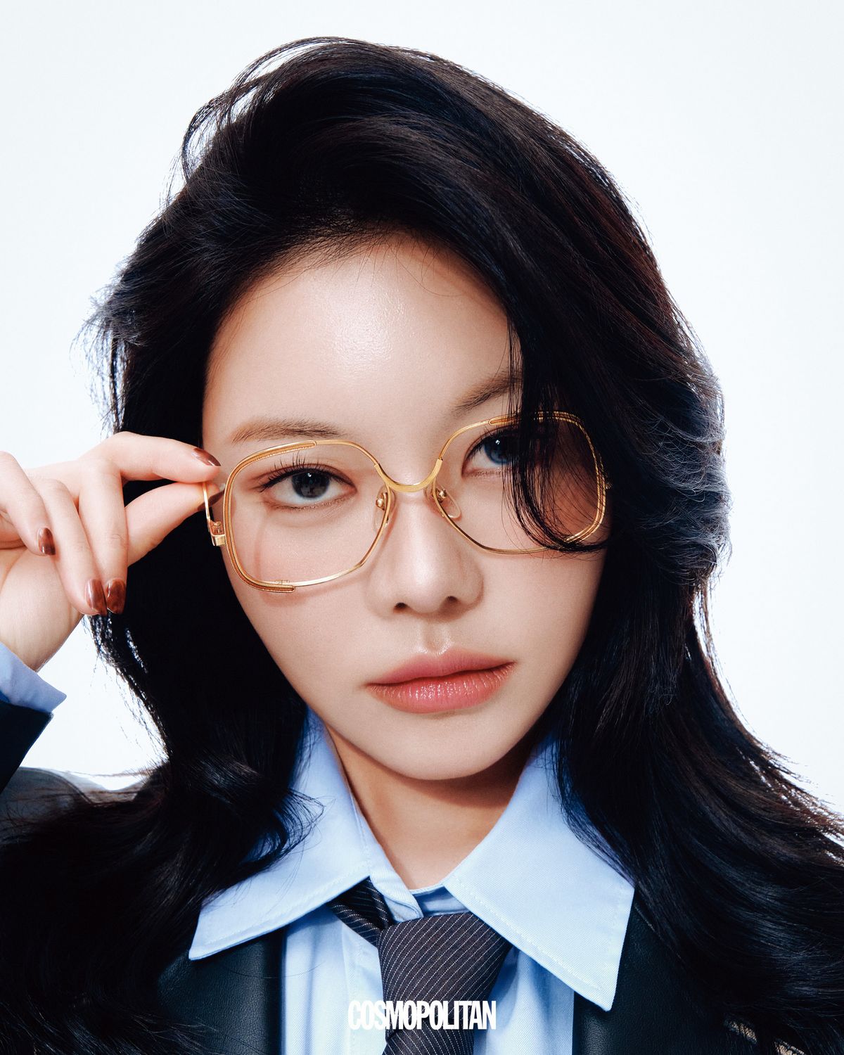 레더 재킷 Verdemar. 셔츠 Cos. 타이 Hetit. 안경 스타일리스트 소장품.