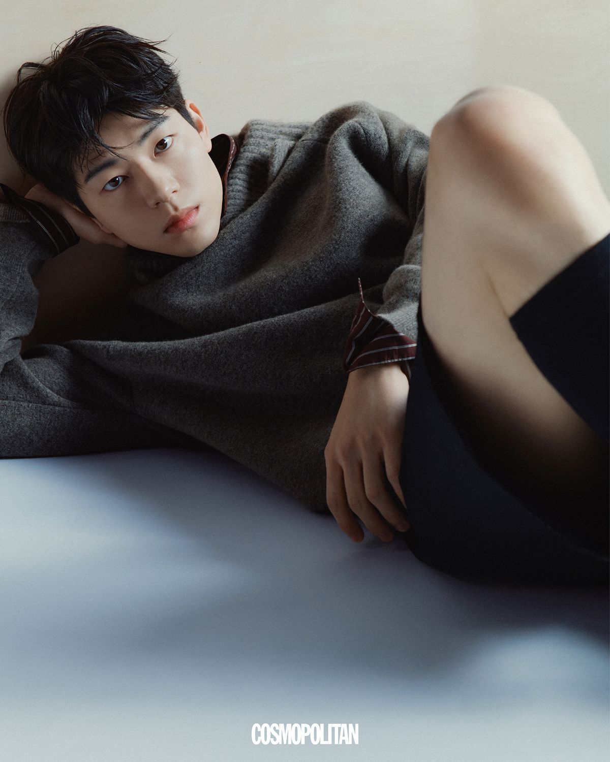 니트 톱 Ferragamo. 셔츠 Recto. 쇼츠 Maison Margiela. 양말 스타일리스트 소장품.