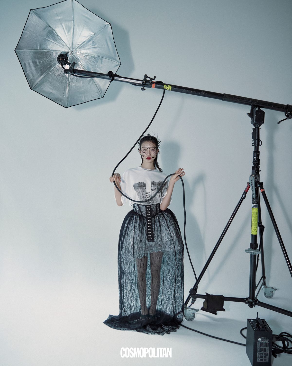 티셔츠, 뷔스티에 스커트, 이너 미니스커트 모두 YCH. 목걸이, 반지 모두 Messika. 헤드피스 Q Millinery. 슈즈 Christian Louboutin. 