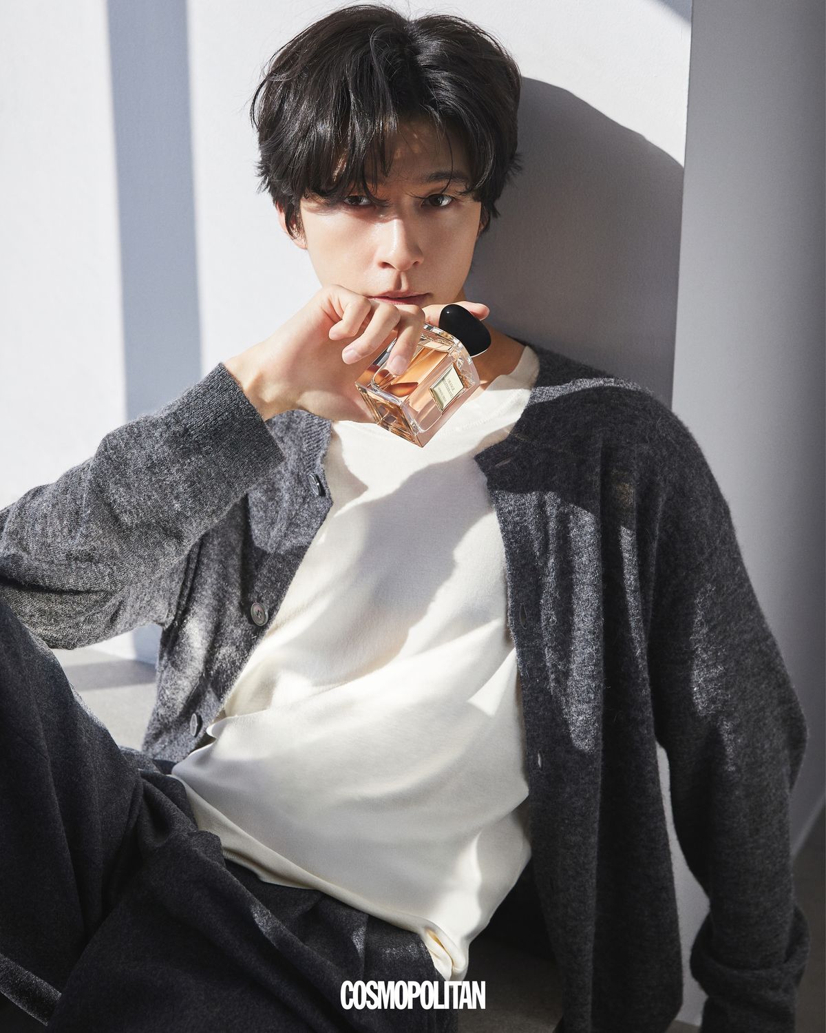 카디건 Studio Nicholson. 이너 톱, 팬츠 스타일리스트 소장품.