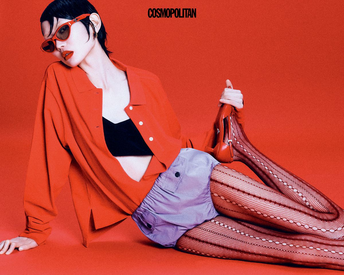 피케셔츠, 브라톱, 쇼츠, 키튼힐 슈즈 모두 가격미정 Prada. 골드 이어링 3만5천원 Cos. 선글라스 36만5천원 Gentle Monster. 스타킹 에디터 소장품. 