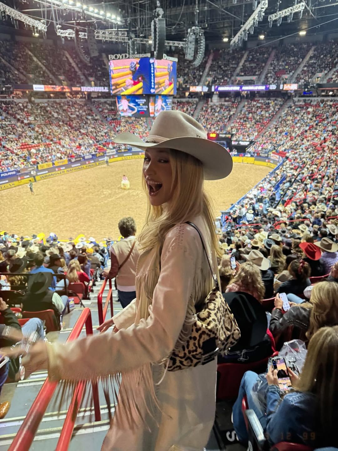 벨라 하디드 프린지 패션 | 인스타그램 @bellahadid