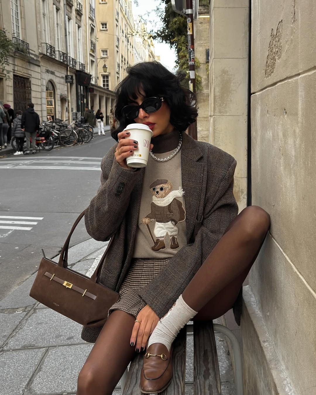 프레피 룩과 포멀 룩에 롱 핸들 백을 활용한 패션 인플루언서 베네티아 알리아. 인스타그램 @veneti.a