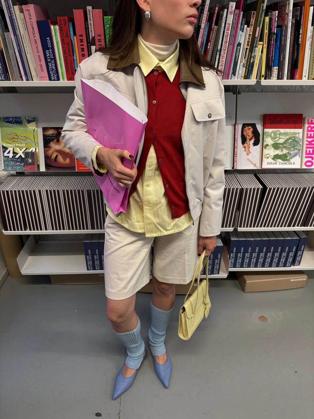 롱 핸들 백을 활용해 컬러풀한 룩을 완성한 패션 인플루언서 케이트 클램. 인스타그램 @katyaklema