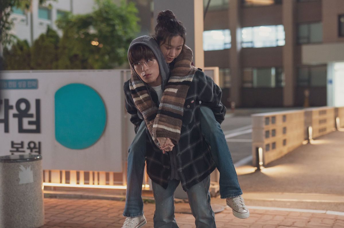 잠자리 횟수가 줄어드는 커플을 위해. 영화 ‘만약에 우리’ 스틸컷