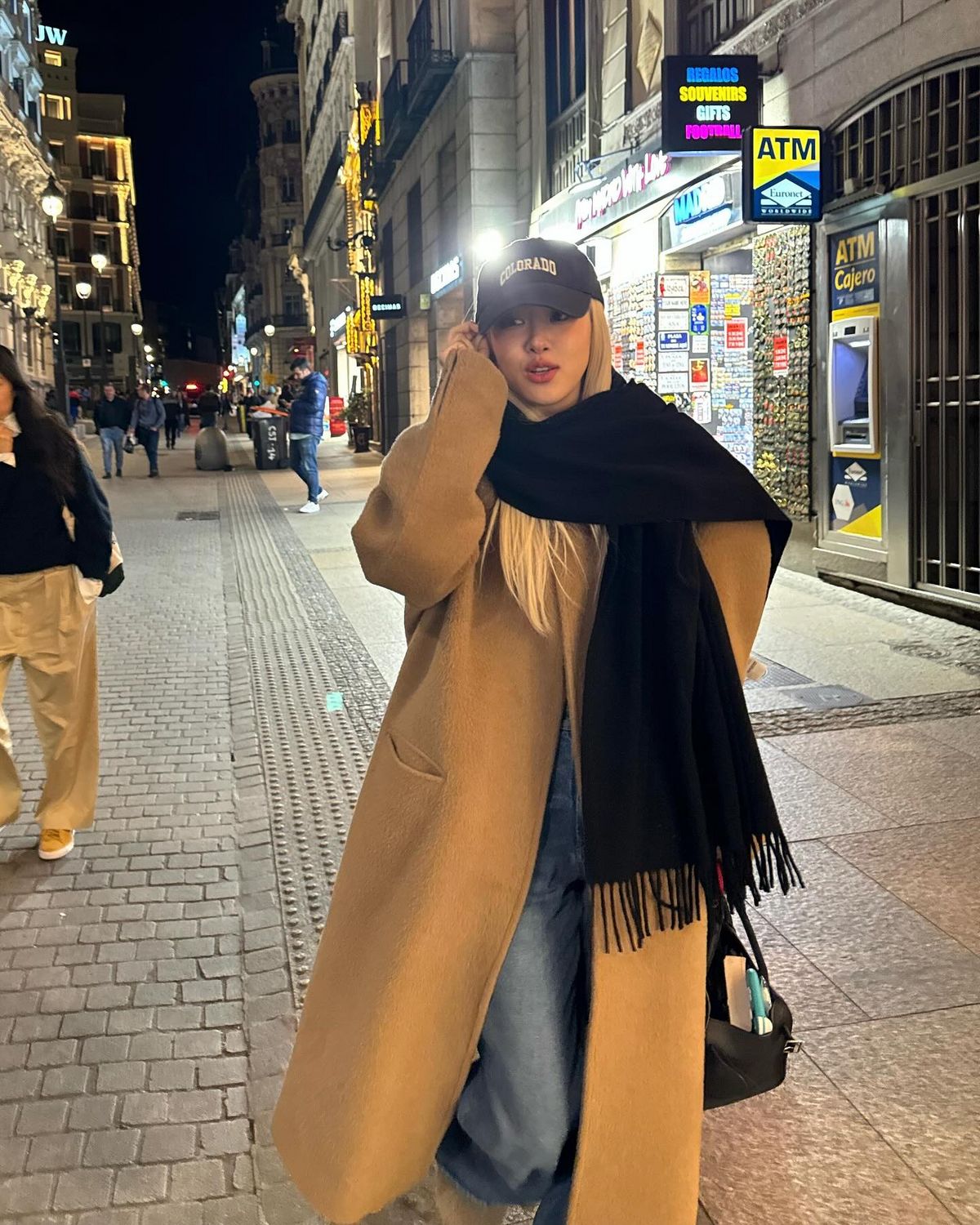 로제 청바지 패션 | 인스타그램 @roses_are_rosie