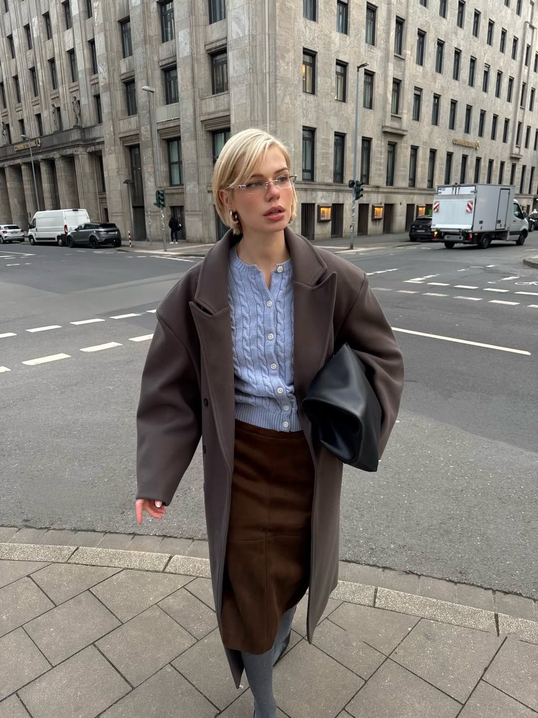 정석적인 사서코어 룩을 선보인 패션 인플루언서 린다 슐츠. 인스타그램 @linda.sza