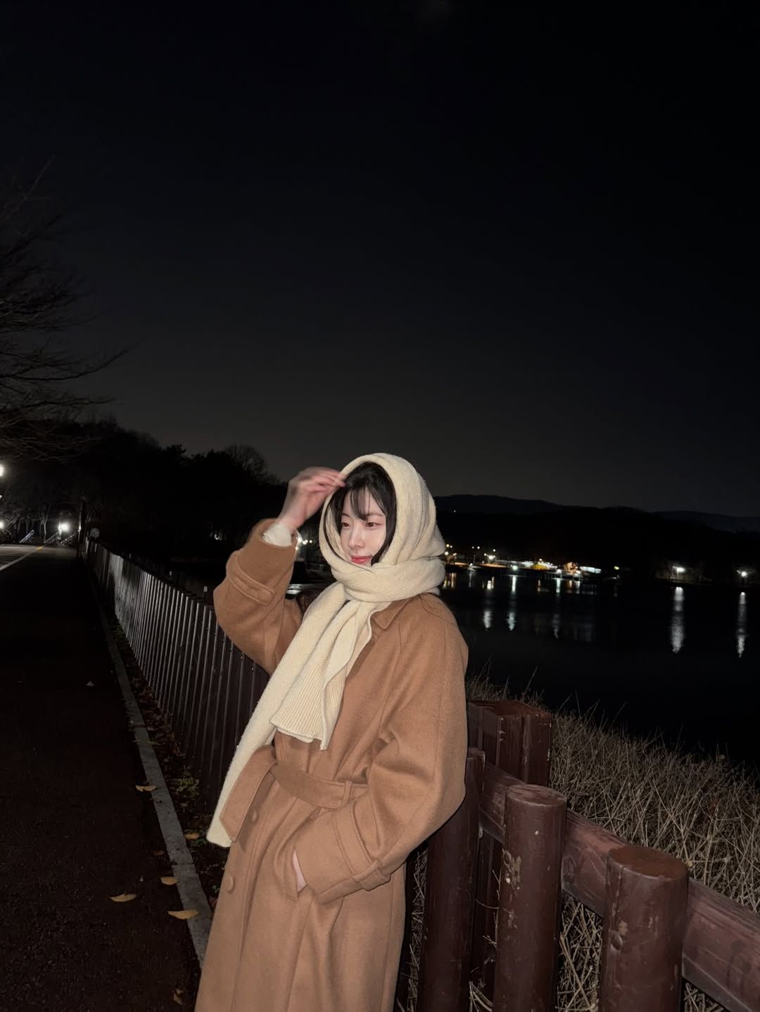 트와이스 다현의 벨티드 코트 패션 | 인스타그램 @dahhyunnee