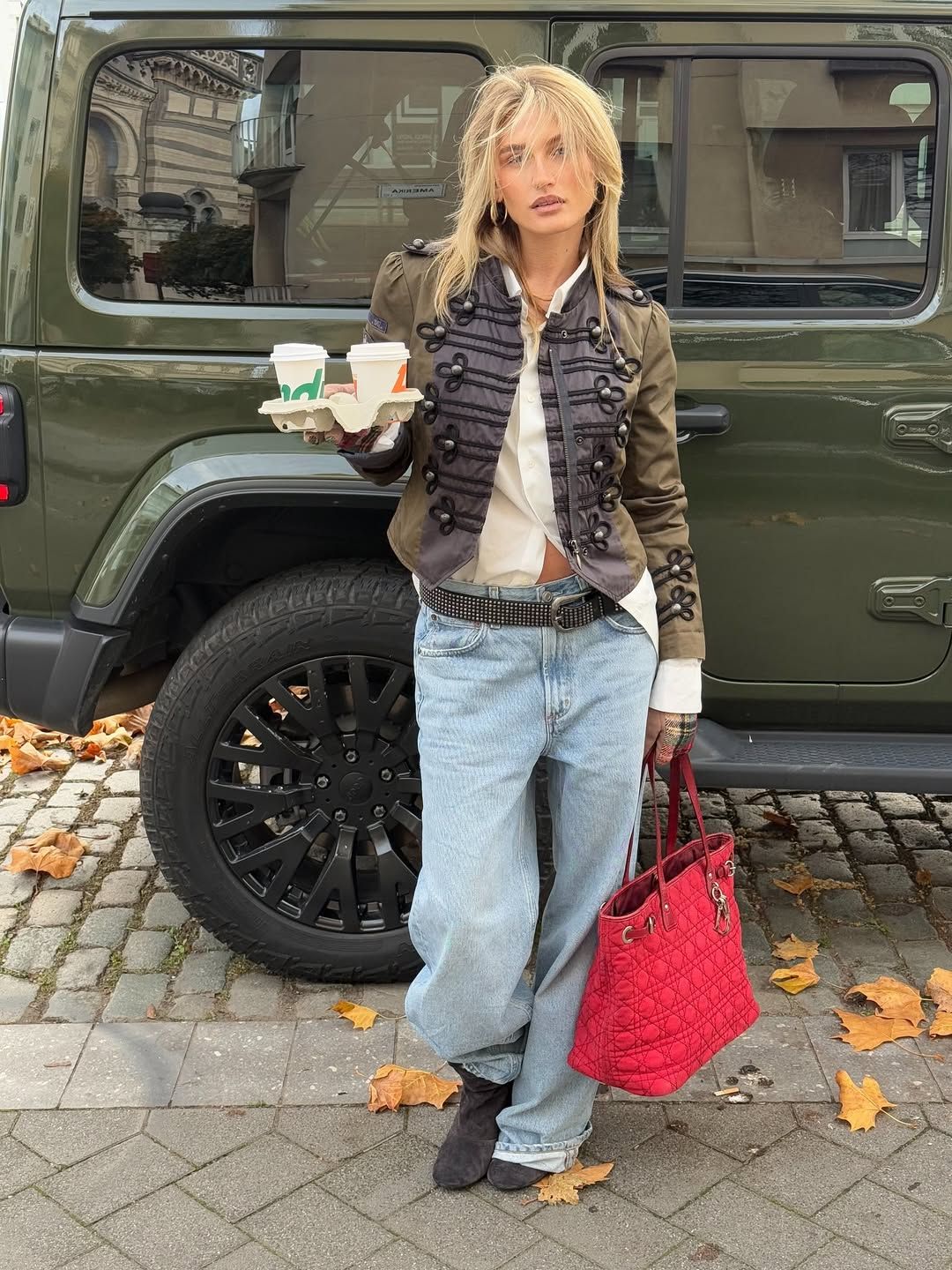 카키와 블랙 나폴레옹 재킷 스타일링. 인스타그램 @tessavmontfoort 